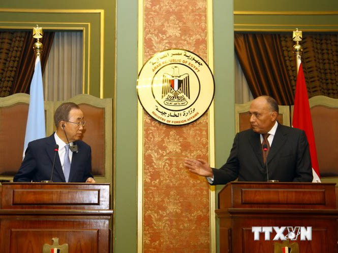 Ngoại trưởng Ai Cập Sameh Shukry (phải) và Tổng thư ký LHQ Ban Ki-moon trong cuộc gặp tại Cairo ngày 21/7. (Nguồn: THX/TTXVN)