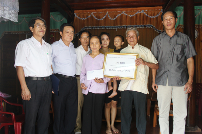 Đồng chí Lê Thuận Văn, Chủ tịch LĐLĐ tỉnh trao tiền hỗ trợ cho gia đình chiến sỹ Nguyễn Viết Thắng ở xã Mai Thủy (Lệ Thủy).