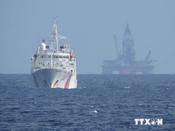 Tàu Trung Quốc bảo vệ giàn khoan Hải Dương-981 hạ đặt trái phép trong vùng đặc quyền kinh tế và thềm lục địa của Việt Nam. (Ảnh: Hiếu-Vũ/TTXVN)