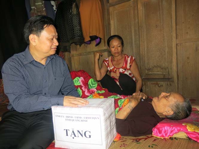 Đồng chí Nguyễn Tiến Hoàng thăm và tặng quà cho ông Đinh Xuân Diên, ở xã Thượng Hóa có con là liệt sỹ Đinh Minh Hiên