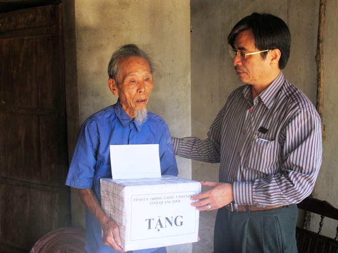 Đồng chí Lê Hùng Phi, UVTV Tỉnh ủy, Chủ tịch Ủy ban MTTQ Việt Nam tỉnh thăm và tặng quà cho thương binh Lê Thanh Thí, ở xã Quảng Thạch