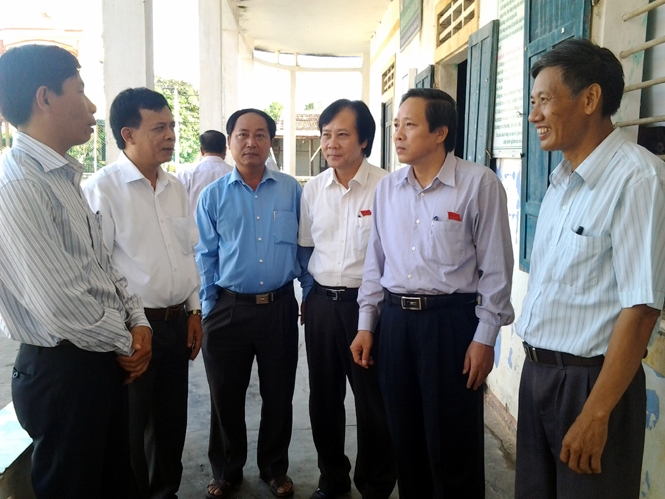 Đồng chí Hoàng Đăng Quang, Phó Bí thư Thường trực Tỉnh ủy, Trưởng đoàn đại biểu Quốc tỉnh tiếp xúc với cử tri thị xã Ba Đồn tại xã Quảng Thủy.