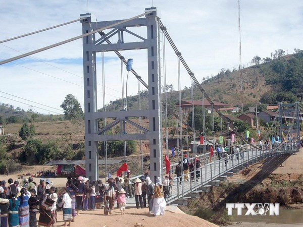Cầu treo dân sinh xây mới sẽ giúp người dân các tỉnh vùng sâu, vùng xa đi lại an toàn. (Ảnh: TTXVN)