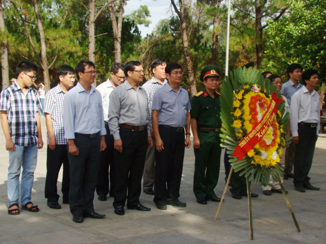 Đồng chí Trần Tiến Dũng và các thành viên trong đoàn đặt vòng hoa viếng Nghĩa trang liệt sỹ Quốc gia Trường Sơn.