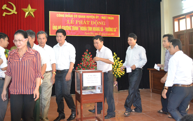 Cán bộ, công chức, viên chức huyện Tuyên Hóa tham gia ủng hộ Chương trình “Nghĩa tình Hoàng Sa-Trường Sa” với số tiền gần 300 triệu đồng.