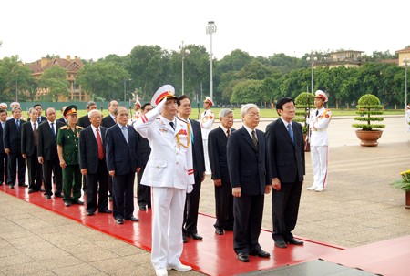 Các đồng chí lãnh đạo Đảng, Nhà nước vào Lăng viếng Chủ tịch Hồ Chí Minh. Ảnh: VGP/Nhật Bắc