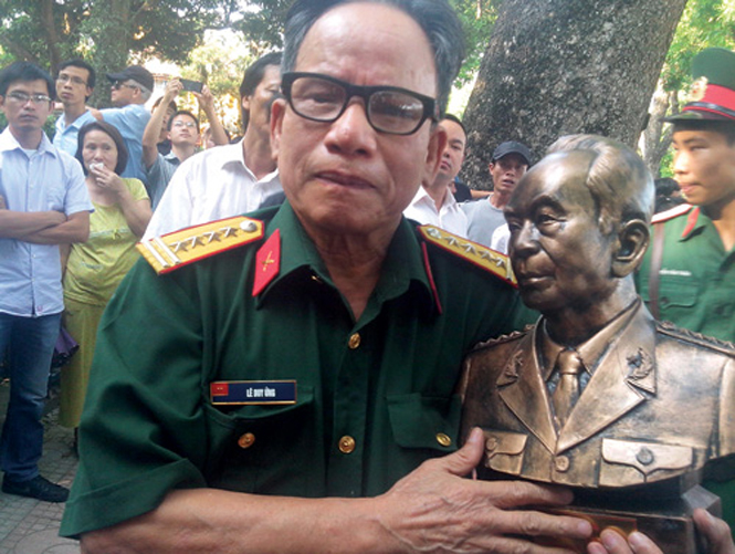 Hoạ sĩ Lê Duy Ứng và bức tượng Đại tướng Võ nguyên Giáp  (tác phẩm điêu khắc của hoạ sĩ)