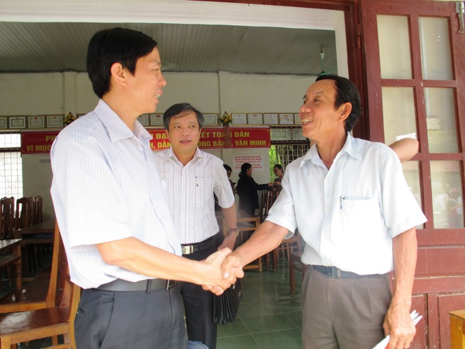 Các đại biểu HĐND tỉnh trao đổi với cử tri huyện Quảng Trạch.
