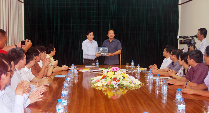 Đồng chí Trương Minh Tuấn, Thứ trưởng Bộ Thông tin-Truyền thông tặng cuốn sách 