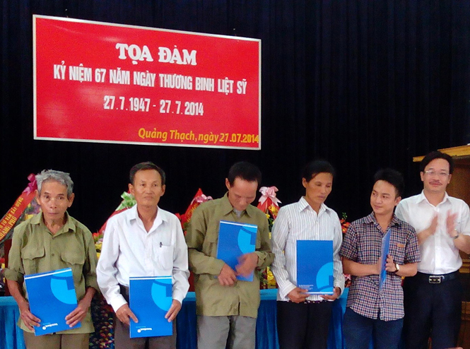 Đại diện lãnh đạo VietinBank Quảng Bình trao quà cho những gia đình chính sách tại xã Quảng Thạch (Quảng Trạch).