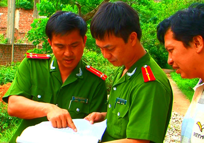 Thượng úy Đặng Thanh Nam cùng đồng đội nghiên cứu hồ sơ  tại công trình nhà bán trú xã Dân Hóa.