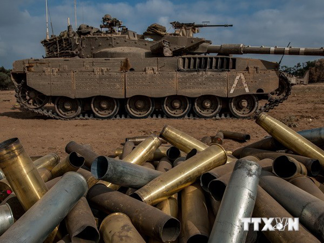Xe tăng Merkava của Israel triển khai tại khu vực biên giới với Dải Gaza ngày 27-7. (Nguồn: AFP/TTXVN)