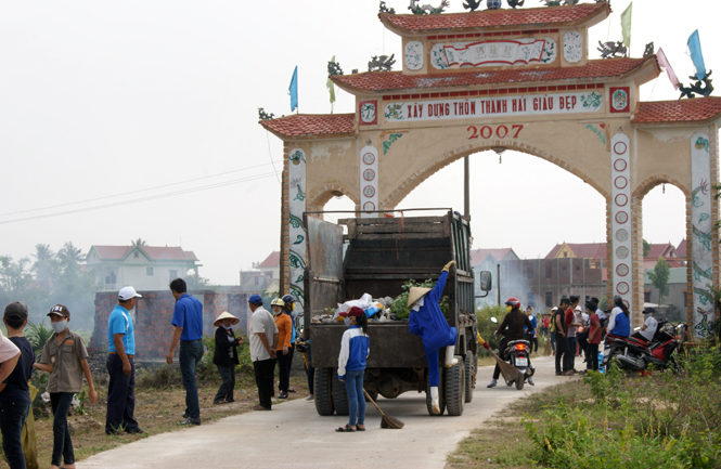 Người dân xã Thanh Trạch thu gom rác thải, góp phần hoàn thành tiêu chí Môi trường.