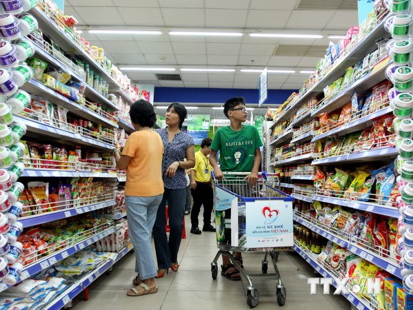 Người tiêu dùng mua sắm tại Coop mart Đinh Tiên Hoàng, quận Bình Thạnh, Thành phố Hồ Chí Minh. (Ảnh: Thanh Vũ/TTXVN)