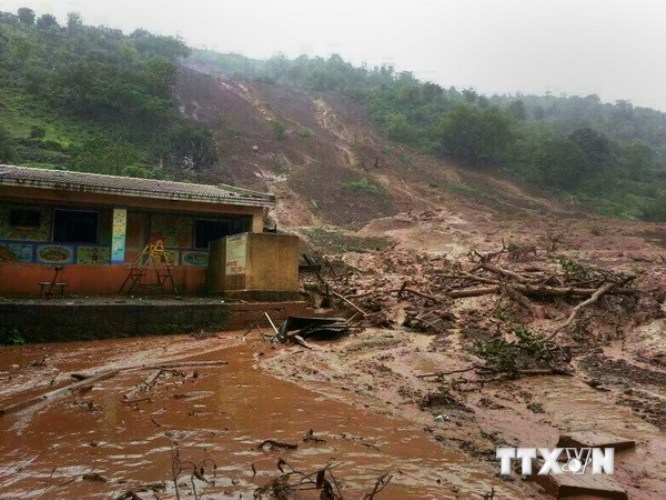 Cảnh đổ nát sau trận lở đất tại làng Malin. (Nguồn: AFP/TTXVN)