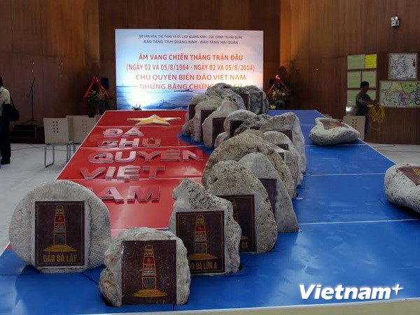 Đá san hô mô phỏng bản đồ Việt Nam với chủ quyền hai quần đảo Hoàng Sa, Trường Sa. (Ảnh: Nguyễn Hoàng/Vietnam+)