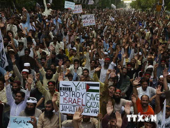 Các nhà hoạt động Pakistan biểu tình tại thành phố Lahore, phản đối chiến dịch quân sự của Israel ở Dải Gaza. (Nguồn: AFP/TTXVN)