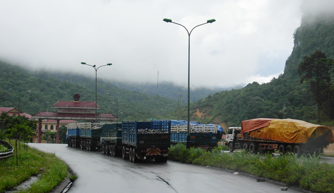 Phương tiện vận chuyển hàng hóa qua Cửa khẩu quốc tế Cha Lo.