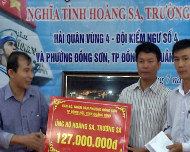 Đại diện lãnh đạo UBND phường Đồng Sơn trao số tiền 127 triệu đồng cho các lực lượng thực thi pháp luật trên biển.