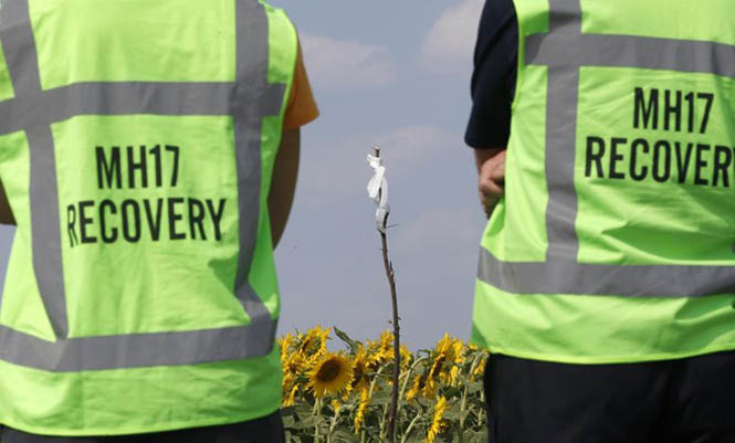 Đội tìm kiếm quốc tế tại hiện trường vụ MH17 (Nguồn: AP)