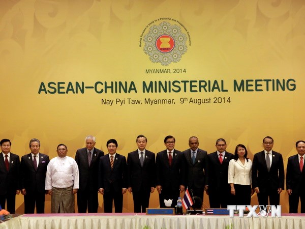 Phó Thủ tướng, Bộ trưởng Ngoại giao Việt Nam Phạm Bình Minh (thứ 5, từ trái sang) chụp ảnh cùng các Ngoại trưởng ASEAN và Ngoại trưởng Trung Quốc Vương Nghị (thứ 6, trái) tại Hội nghị ASEAN-Trung Quốc. (Nguồn: THX/TTXVN)