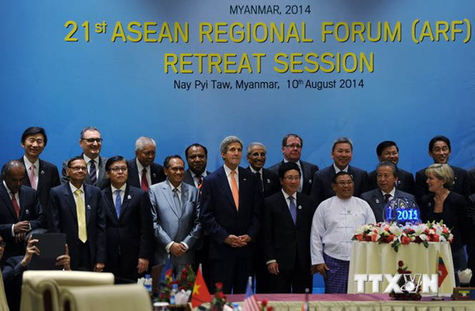Phó Thủ tướng, Bộ trưởng Ngoại giao Việt Nam Phạm Bình Minh (thứ tư, phải, hàng trước) và các Ngoại trưởng tại Diễn đàn. (Nguồn: AFP/TTXVN)