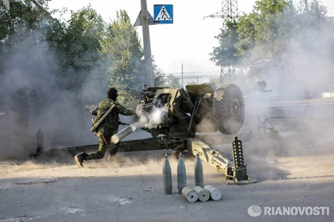 Lực lượng ly khai Ukraine đấu pháo với quân đội chính phủ Ukraine (Nguồn: RIA)