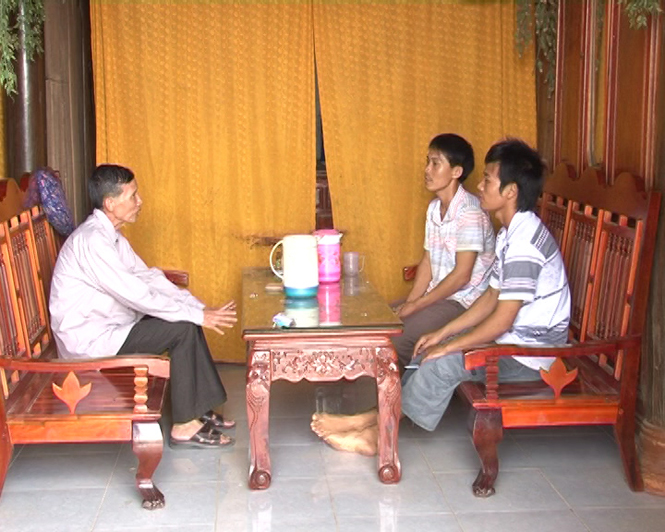 Linh mục Hồ Thái Bạch nói chuyện với thanh niên công giáo.