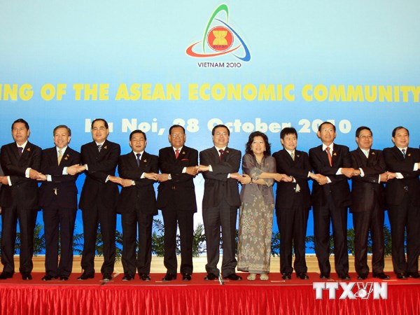 Các Trưởng đoàn tham dự Hội nghị cấp cao ASEAN lần thứ 17 năm 2010, tại Trung tâm Hội nghị Quốc gia Mỹ Đình, Hà Nội (Ảnh: TTXVN)