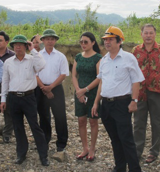 Đồng chí Nguyễn Xuân Quang, Phó Chủ tịch Thường trực UBND tỉnh kiểm tra tình hình sạt lở đất ở khu vực hạ lưu Nhà máy thủy điện Hố Hô.