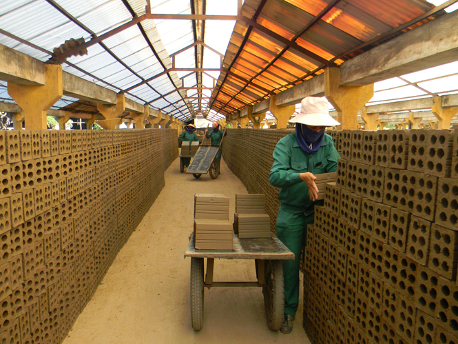 Các doanh nghiệp sản xuất vật liệu xây dựng góp phần tạo nguồn thu ngân sách đáng kể trên địa bàn huyện Tuyên Hóa.