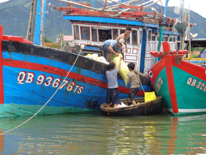 Ngư dân chuẩn bị cho chuyến đi biển dài ngày.