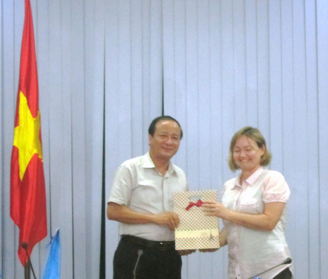 Đồng chí Trần Văn Tuân, UVTVTU, Phó Chủ tịch UBND tỉnh tặng quà lưu niệm cho bà Josephine Langley.
