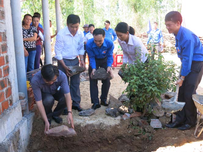 Khởi công xây nhà Đại đoàn kết cho bà bà Lê Thị Thành, thôn Văn La, xã Lương Ninh, huyện Quảng Ninh