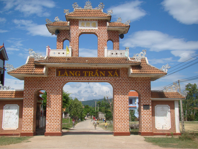 Cổng làng Trần Xá xây dựng từ huy động sức dân.