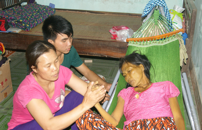 Lê Hữu Thái và người bà con tốt bụng chăm sóc chị Lê Thị Lựu.