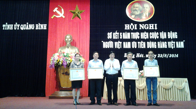 Đồng chí Nguyễn Xuân Quang, UVTV Tỉnh ủy, Phó Chủ tịch Thường trực UBND tỉnh tặng bằng khen cho các cá nhân đạt thành tích xuất sắc trong thực hiện Cuộc vân động 