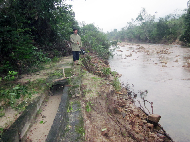 Hệ thống kênh mương cấp I của xã Cao Quảng (Tuyên Hóa) bị sạt lở sau hoàn lưu bão số 11 năm 2013.
