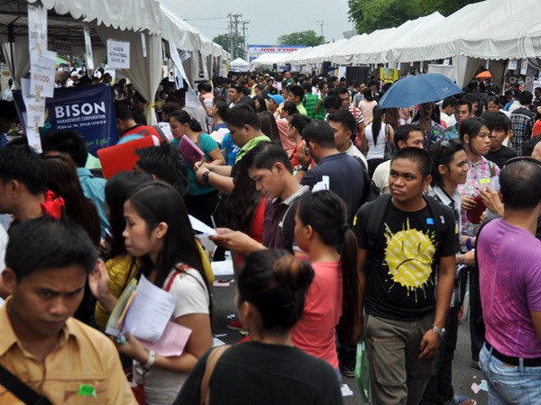 Người dân Philippines tìm việc làm tại Hội chợ việc làm ở Manila. (Nguồn: Rappler)