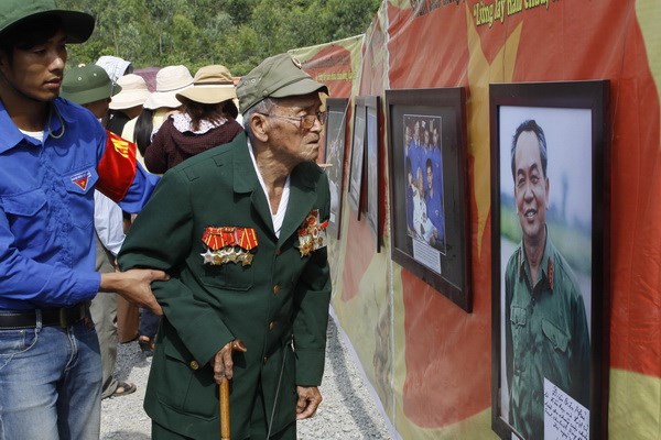 Triển lãm ảnh về Đại tướng Võ Nguyên Giáp tại nơi an nghỉ của ông ở Vũng Chùa, Quảng Bình (Nguồn: TTXVN)
