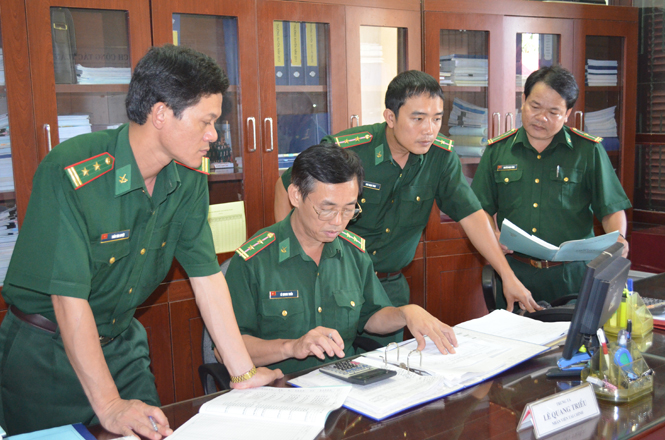 Cán bộ, nhân viên ngành tài chính BĐBP Quảng Bình thường xuyên duy trì  việc kiểm tra, đối chiếu số liệu.