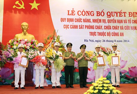 Thứ trưởng Bùi Quang Bền và Thứ trưởng Bùi Văn Thành trao Quyết định, tặng hoa chúc mừng lãnh đạo Cục Cảnh sát PCCC và CNCH. Ảnh: cand.com.vn