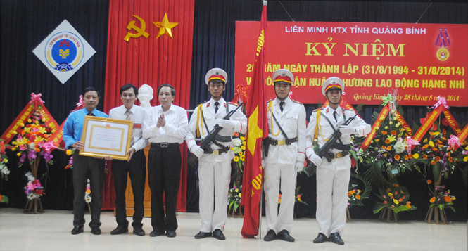 Thừa ủy quyền của Thủ tướng Chính Phủ Đồng chí Hoàng Đăng Quang, PBT TT Tỉnh ủy, Trưởng Đoàn đại biểu Quốc hội tỉnh đã trao huân chương lao động hạng Nhì cho LM HTX Quảng Bình.