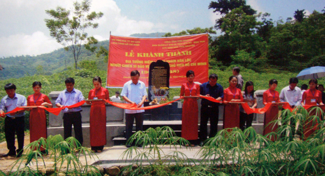 Lễ khánh thành Bia tưởng niệm liệt sĩ Hoàng Văn Lộc tại Khu di tích lịch sử ATK Định Hóa, Thái Nguyên, ngày 16-7-2013.