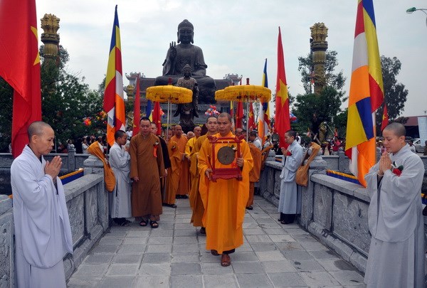 Các vị hòa thượng chuẩn bị cho nghi lễ cắt băng khánh thành Đại tượng Phật (Ảnh: Thùy Dung/TTXVN)