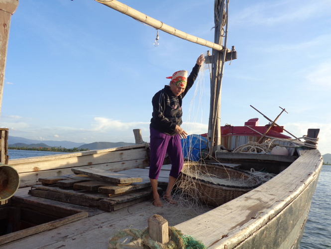 Bà Nguyễn Thị Liếc chuẩn bị tàu thuyền, ngư lưới cụ để ra khơi.