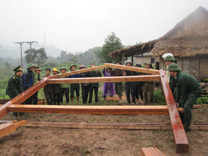 BĐBP Đồn biên phòng CKQT Cha Lo xây dựng  nhà “Đại đoàn kết” giúp dân.