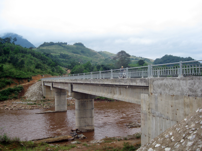 Cầu Ba Loóc đã giúp cho đồng bào dân tộc thiểu số ở xã Dân Hóa đi lại thuận tiện hơn.