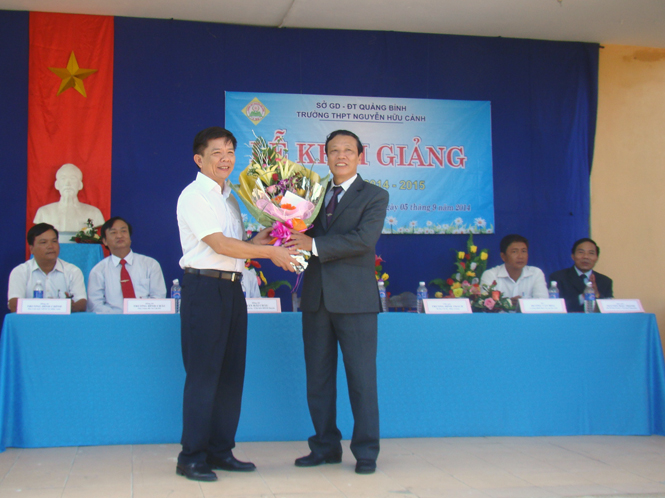 Đồng chí Chủ tịch tỉnh Nguyễn Hữu Hoài tặng hoa chúc mừng lễ khai giảng.
