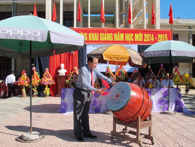 Đồng chí Trần Văn Tuân, UVTV Tỉnh ủy, Phó Chủ tịch UBND tỉnh đánh trống khai giảng năm học 2014 -2015 tại trường THPT Lương Thế Vinh, thị xã Ba Đồn